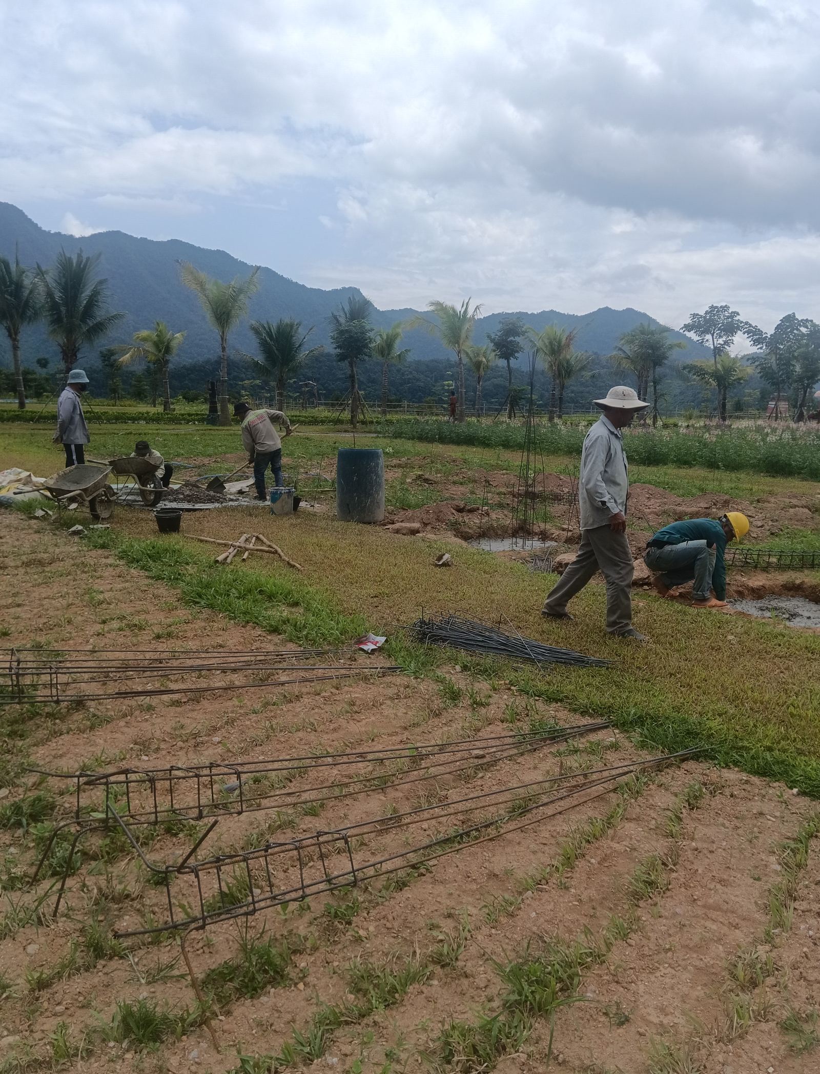 Đào móng và dựng cốt thép cho tượng cậu bé Cơ Tu