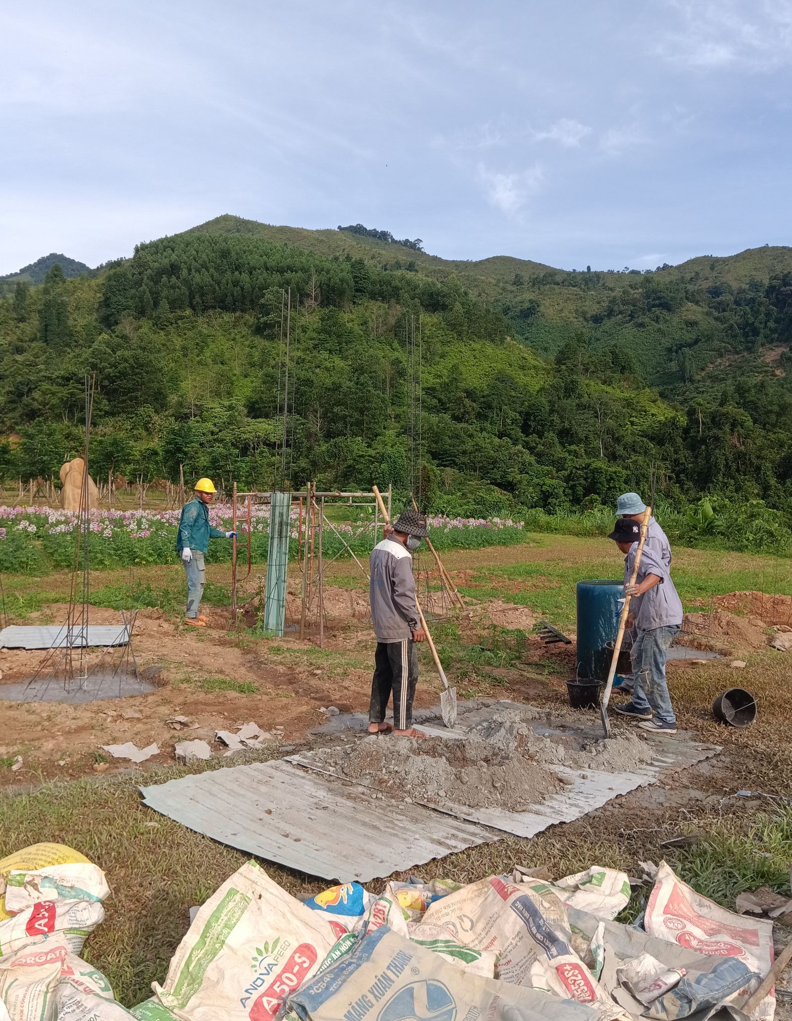 Trộn và đổ bê tông trụ chịu lực