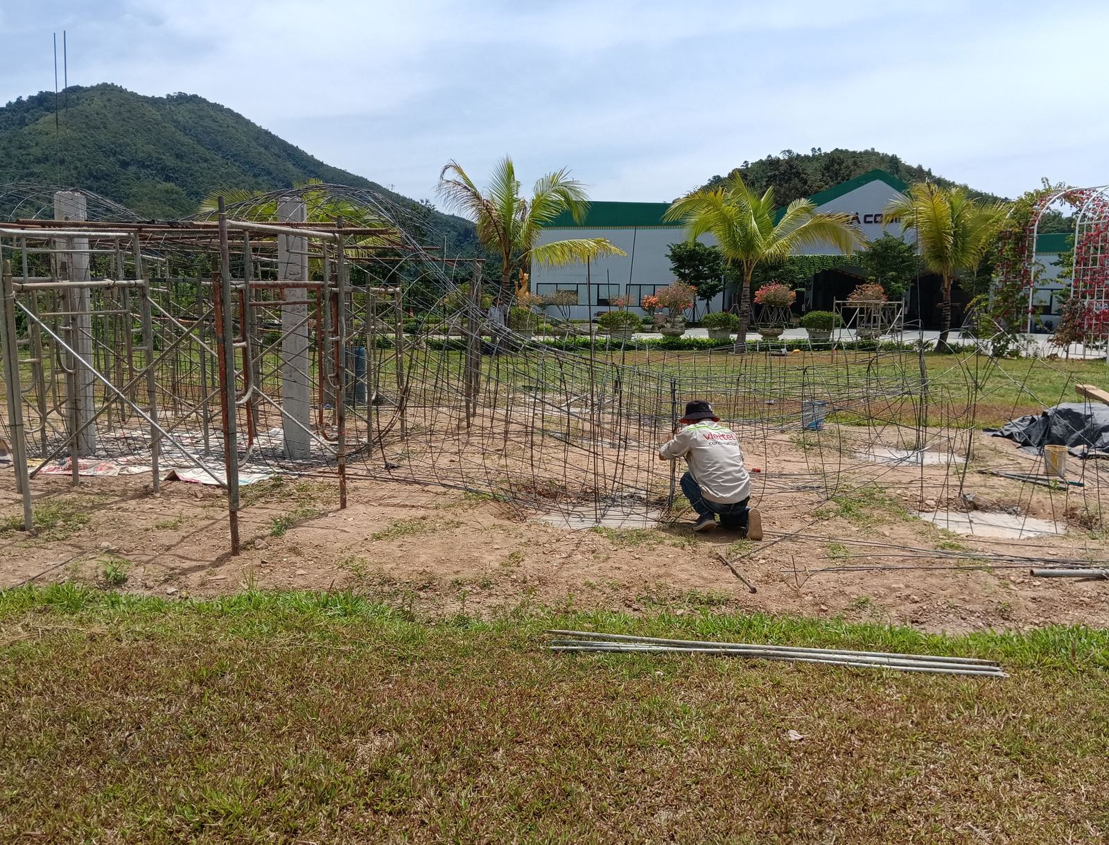Dựng khung sắt và cột lưới thép tạo hình tượng