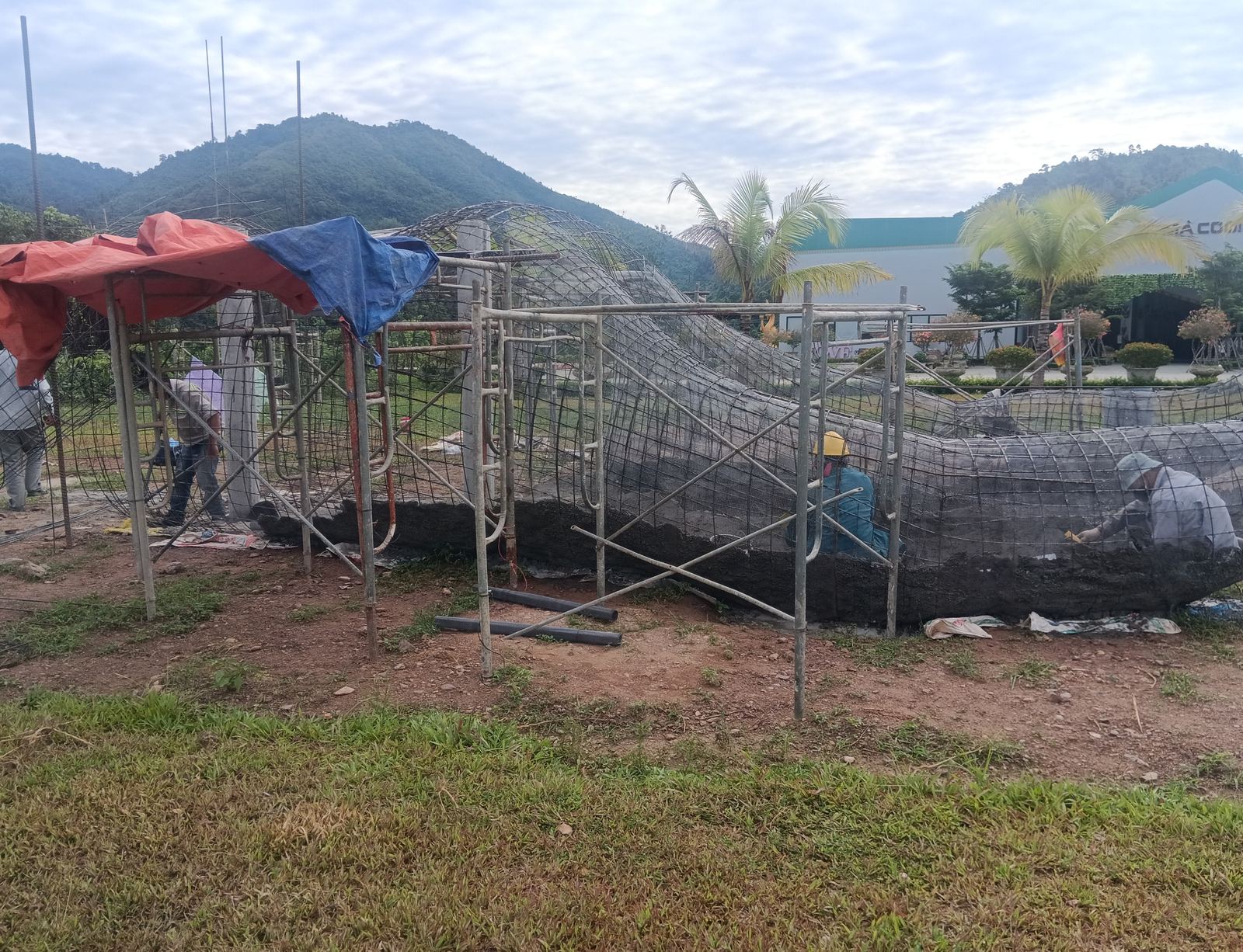 Đắp lớp xi măng đầu tiên lên khung lưới thép