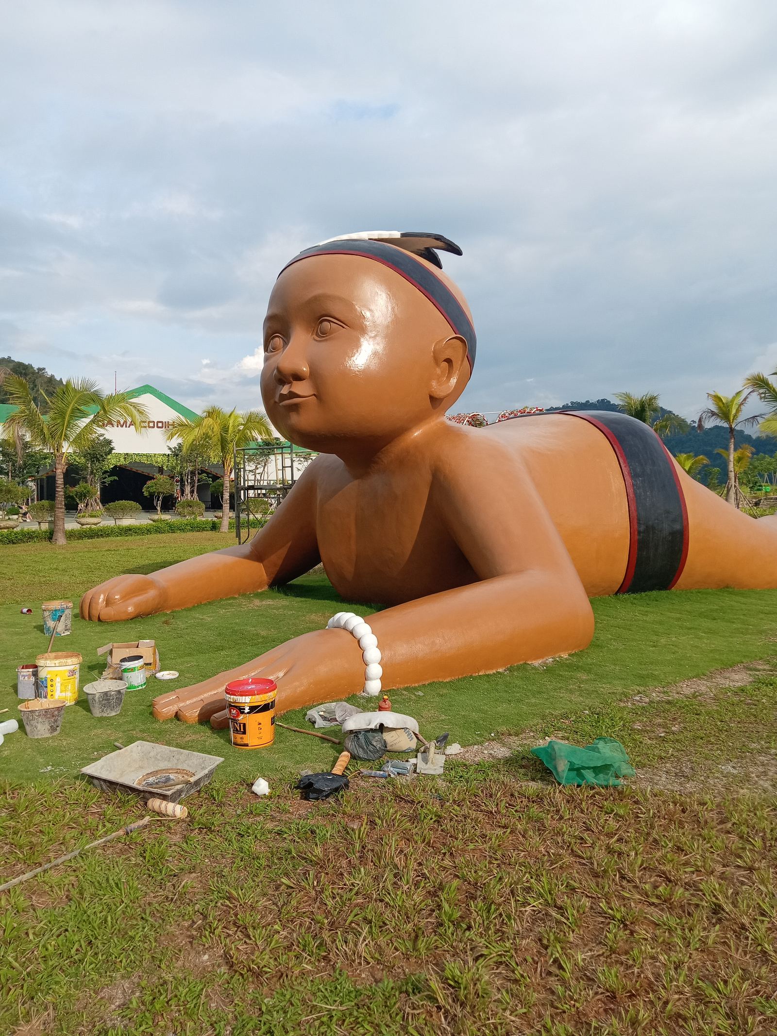Tượng cậu bé Cơ Tu hoàn thiện tại Cổng Trời Đông Giang