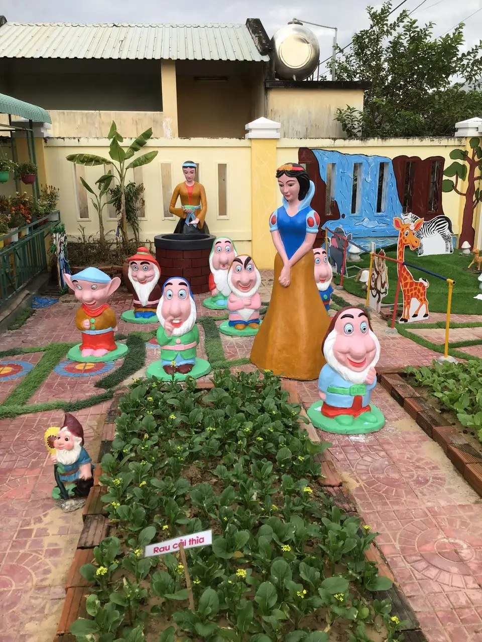 Bộ tượng Bạch Tuyết và 7 chú lùn hoàn thiện, lắp đặt tại sân vườn công trình