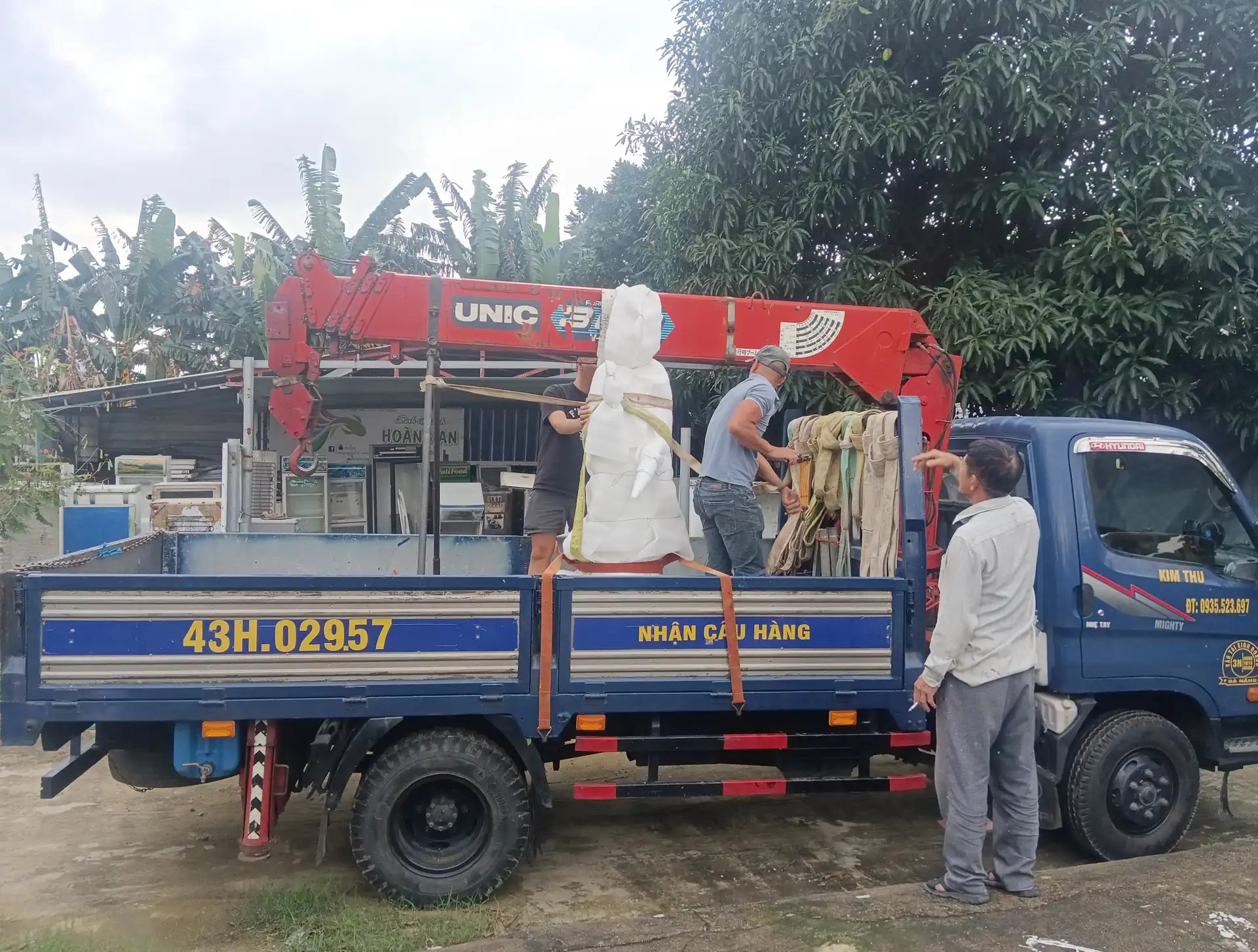 Bốc tượng xi măng lên xe cẩu chuyên dụng để vận chuyển