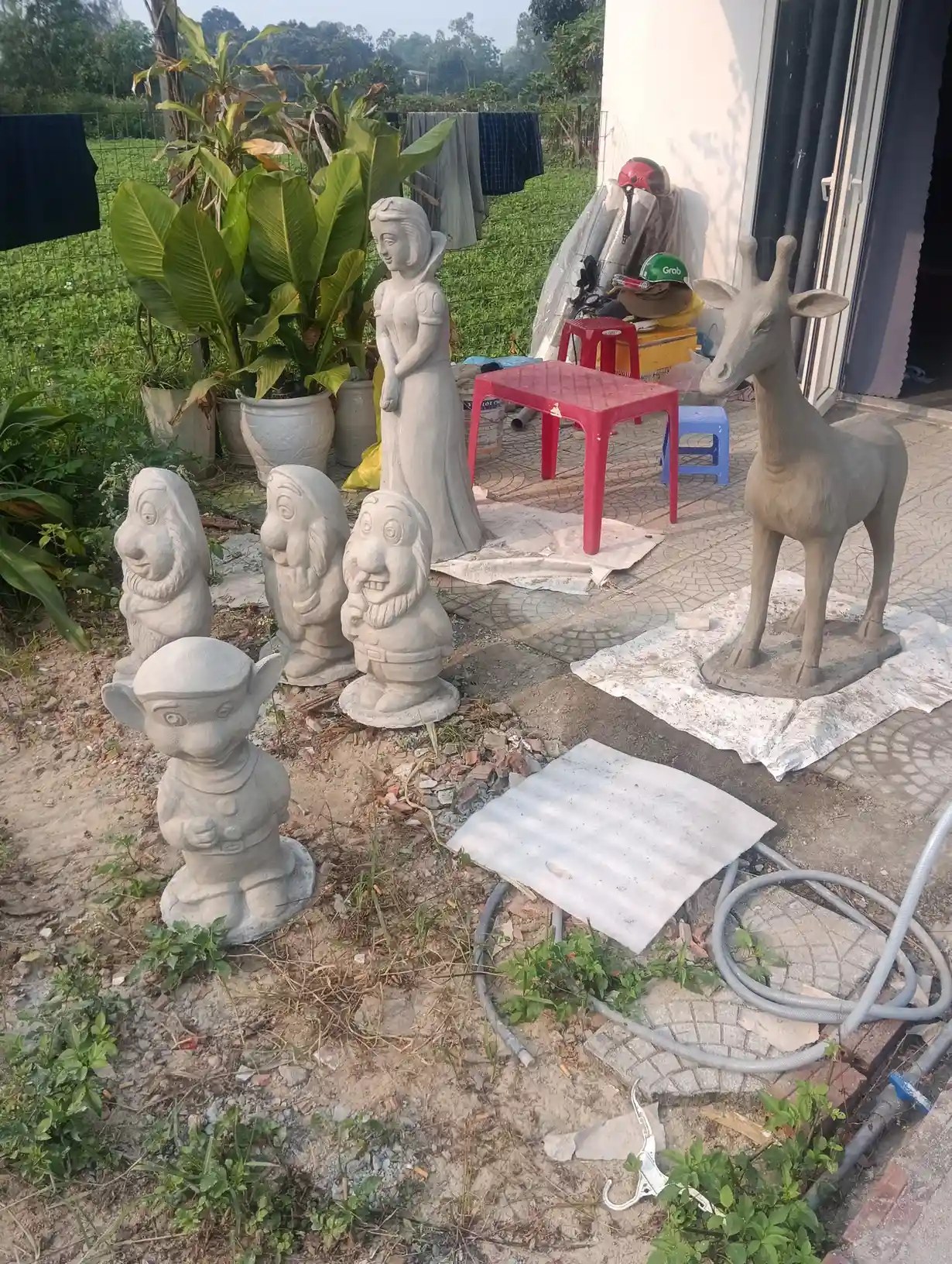 Công đoạn đắp trực tiếp xi măng lên khung thép tạo hình tượng Bạch Tuyết