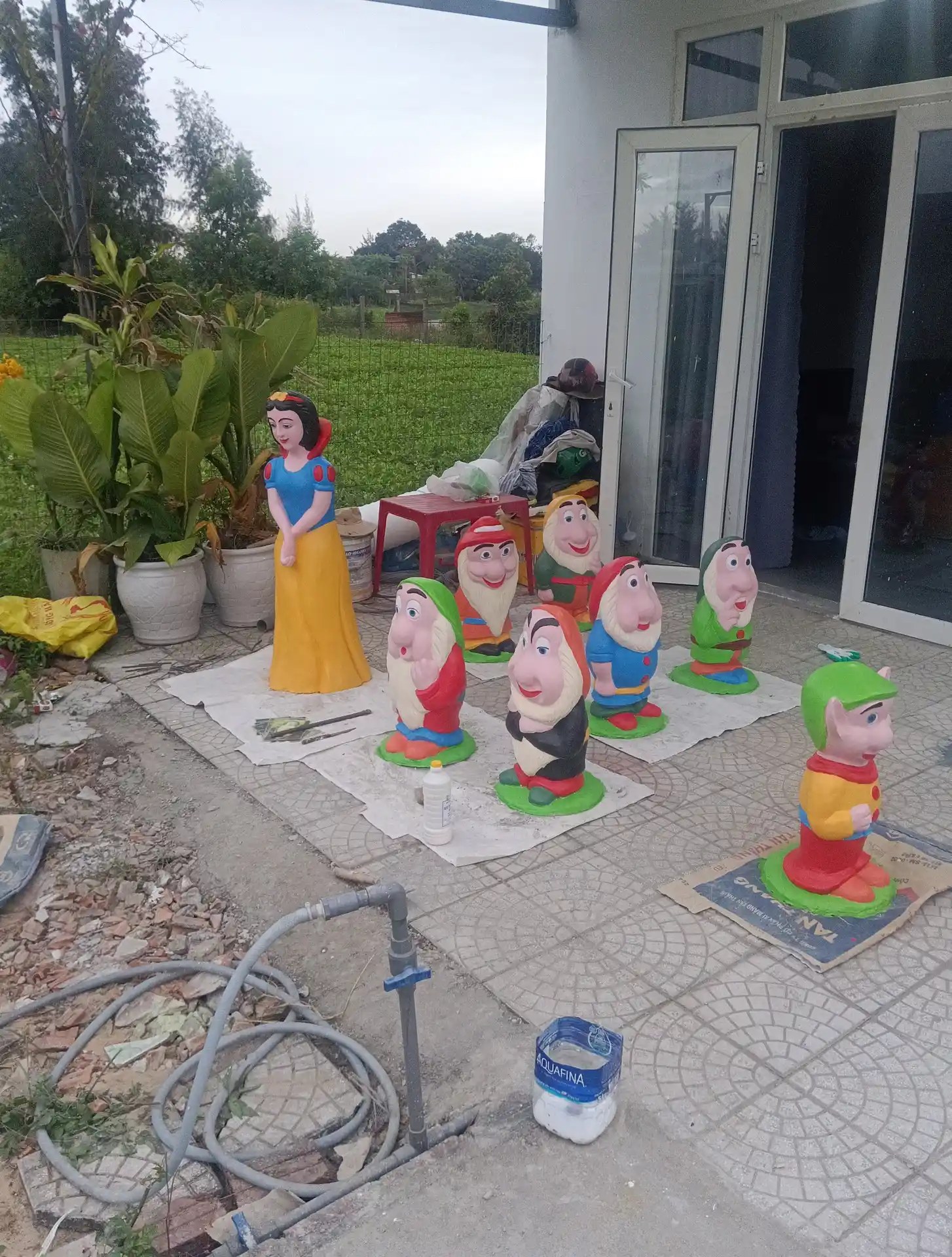 Công đoạn sơn lót tượng Bạch Tuyết và 7 chú lùn trước khi hoàn thiện màu