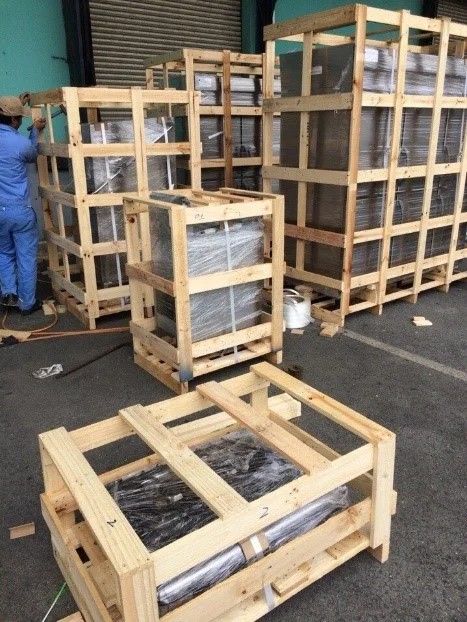 Đóng gói tượng xi măng bằng khung gỗ an toàn trước khi vận chuyển