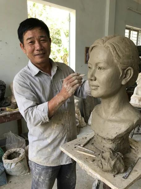 Nghệ nhân tạo hình Bình An chạm khắc chi tiết chân dung trên tượng xi măng
