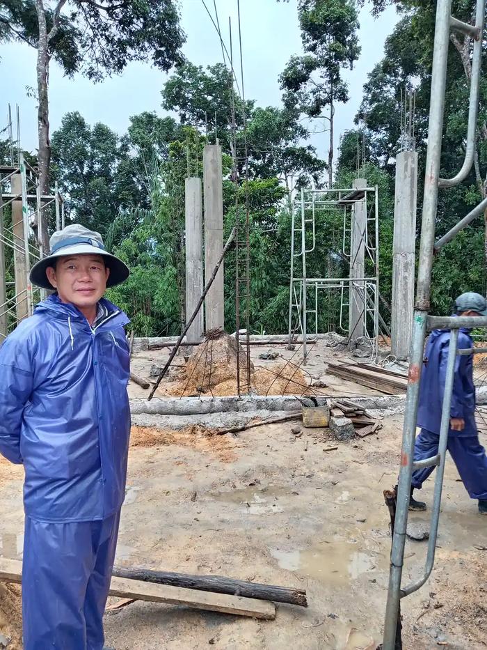 Nghệ nhân Trần Quang Hồ giám sát thi công công trình điêu khắc của Bình An