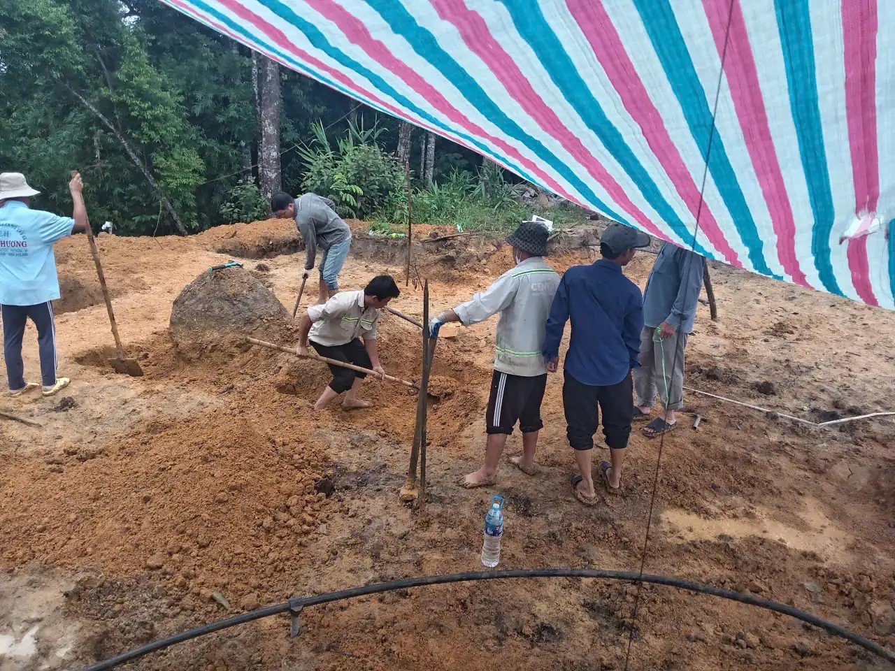 Đội thi công tượng xi măng thực hiện phần nền móng tại công trình