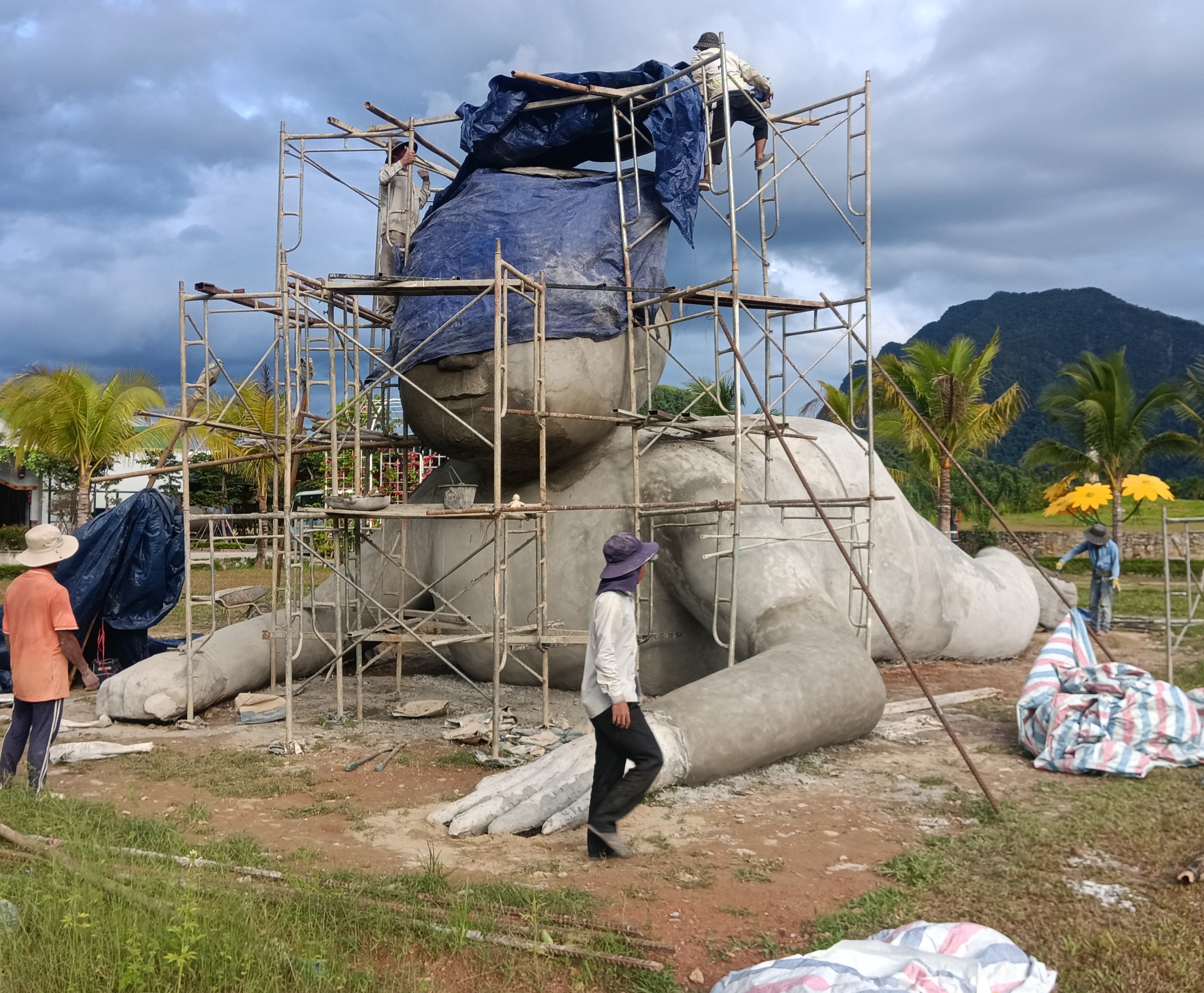 Thi công trùng tu tượng xi măng cỡ lớn tại công trình tâm linh