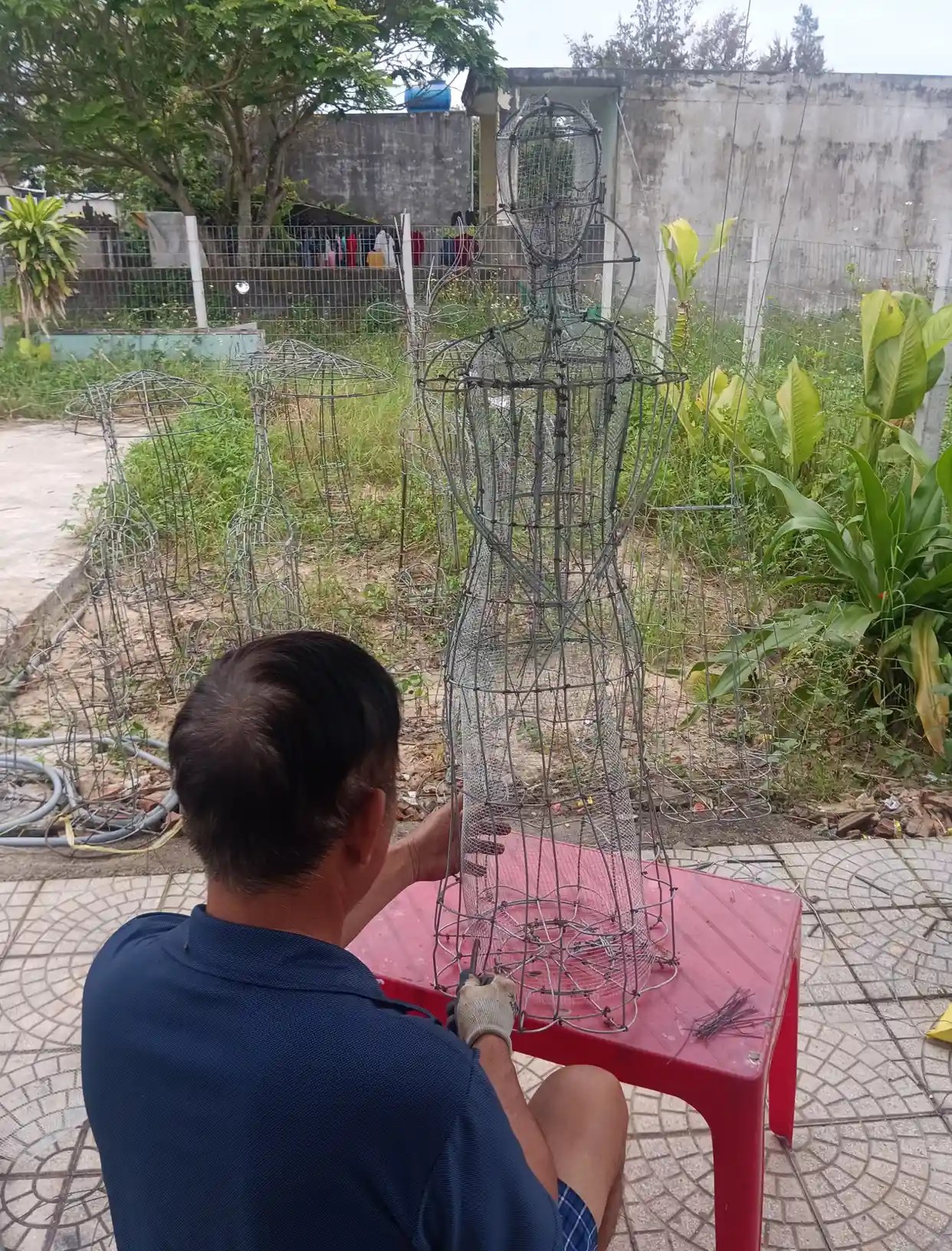 Thợ Bình An đang dựng khung thép trước khi tiến hành đắp xi măng trực tiếp