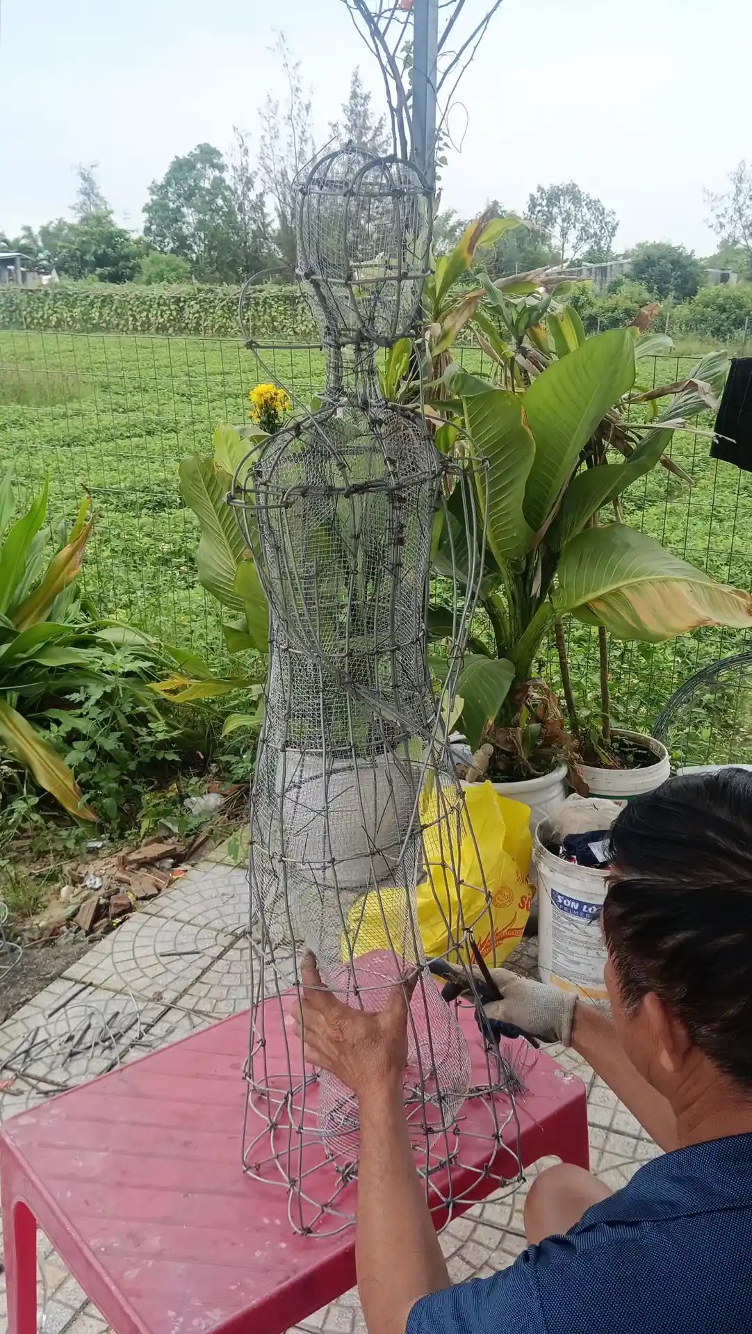 Thợ Bình An dựng khung thép làm cốt cho tượng Bạch Tuyết và 7 chú lùn