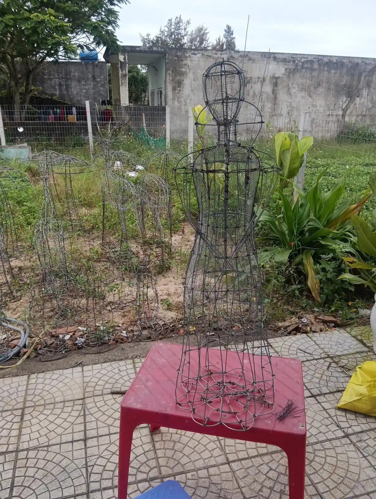 Thợ Bình An dựng khung thép xác định tỷ lệ tượng Bạch Tuyết trước khi đắp