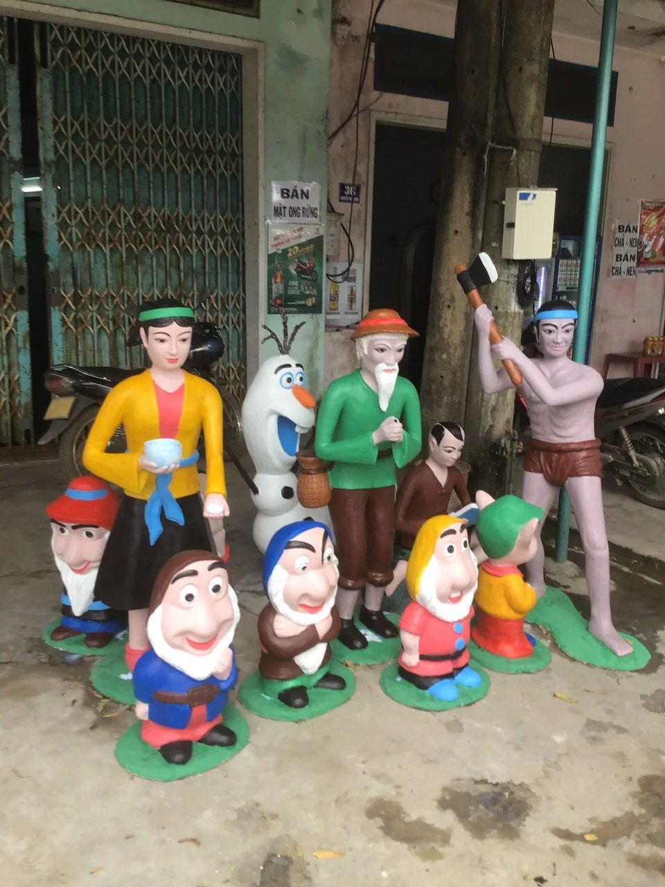 Tượng Bạch Tuyết và 7 chú lùn xi măng thành phẩm chụp tại xưởng Bình An