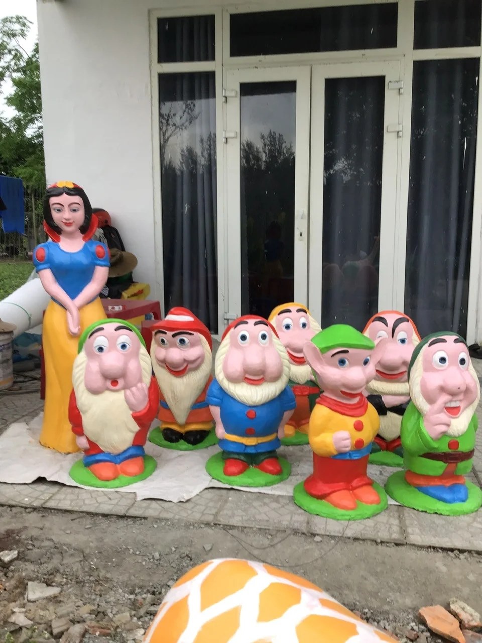 Tượng Bạch Tuyết và 7 chú lùn xi măng thành phẩm hoàn thiện đặt trước sân nhà