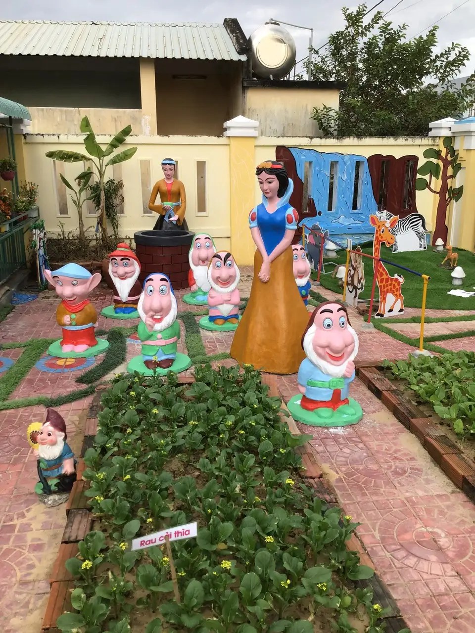 Tượng Bạch Tuyết xi măng đắp trực tiếp sau khi hoàn thiện, lắp đặt tại sân vườn