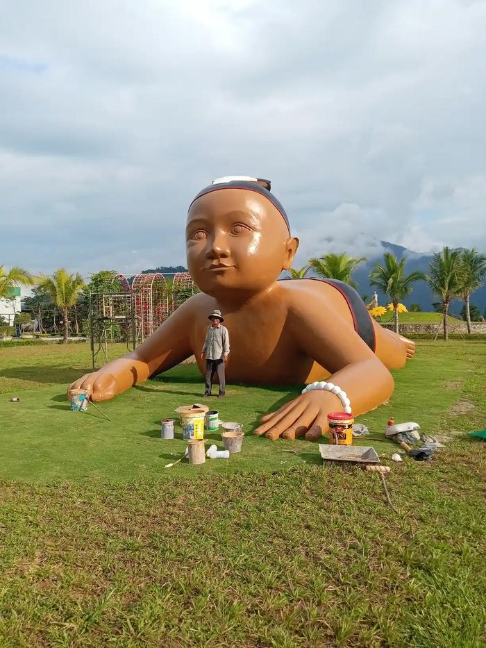 Tượng em bé khổng lồ xi măng trang trí điểm check-in tại Cổng Trời Đông Giang