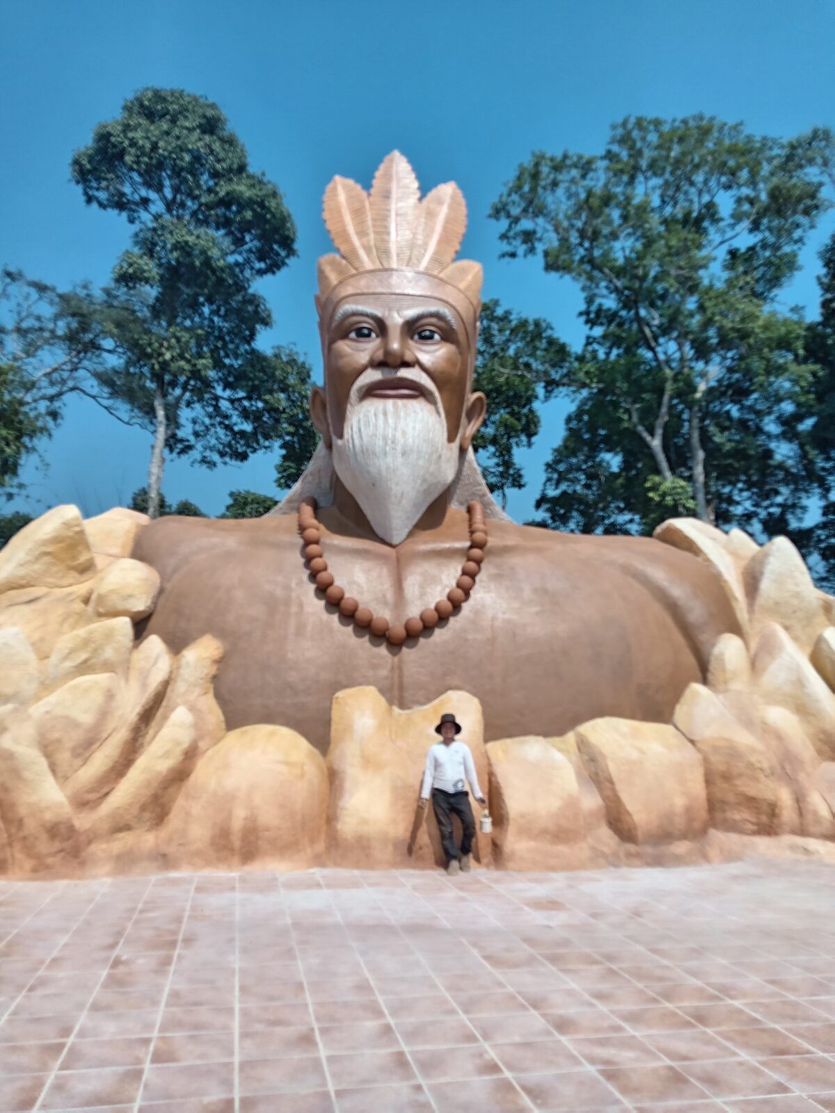So sánh tỷ lệ tượng già làng Cơ Tu với người thật tại Cổng Trời Đông Giang