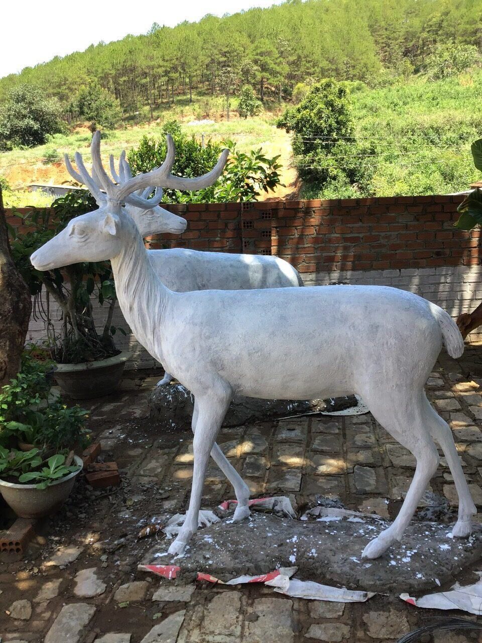 Tượng hươu phong thủy xi măng đặt sân vườn
