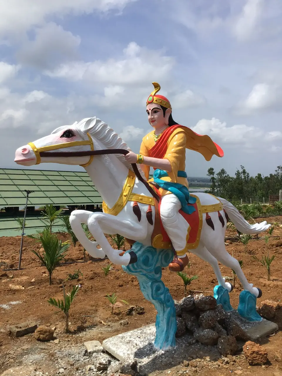 Tượng kỵ sĩ cưỡi ngựa xi măng tại khuôn viên tâm linh Chùa Minh Đức