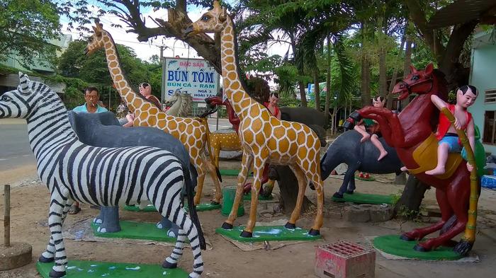 Tượng ngựa vằn và hươu cao cổ xi măng công viên, công trình được cam kết hỗ trợ dài hạn