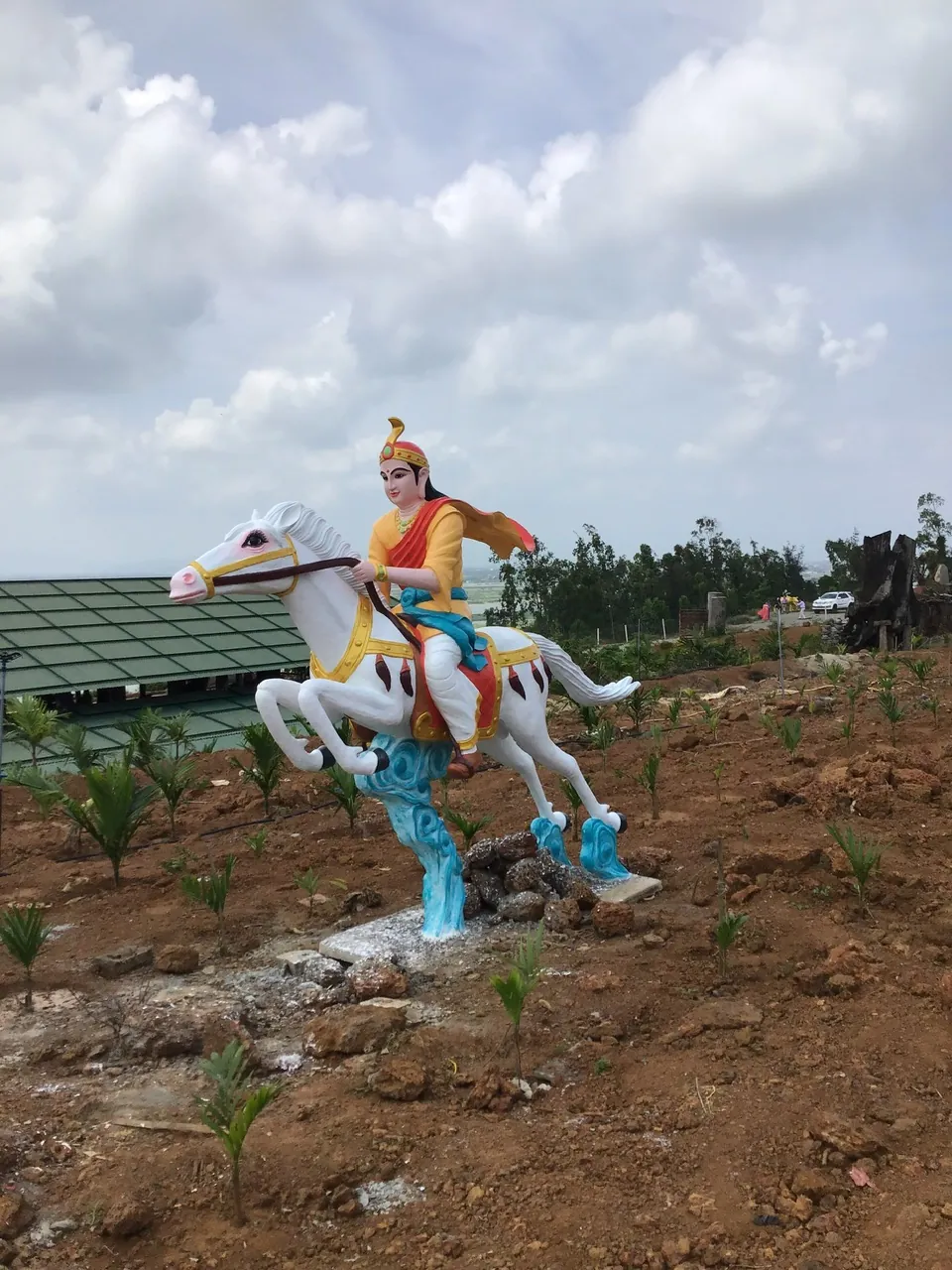 Tượng kỵ sĩ cưỡi ngựa xi măng đặt ngoài trời tại Chùa Minh Đức Quảng Ngãi