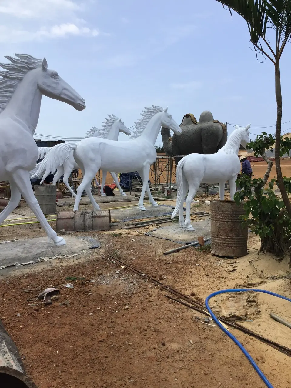Đàn tượng ngựa xi măng tại xưởng điêu khắc Bình An trước khi vận chuyển tới Chùa Minh Đức