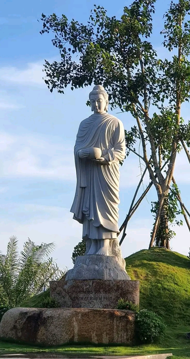 Tượng Phật xi măng trong khuôn viên chùa sau khi hoàn thiện