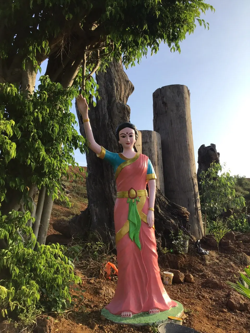 Tượng tiên nữ xi măng đặt ngoài trời nhiều năm vẫn giữ màu sắc tại công trình Chùa Minh Đức