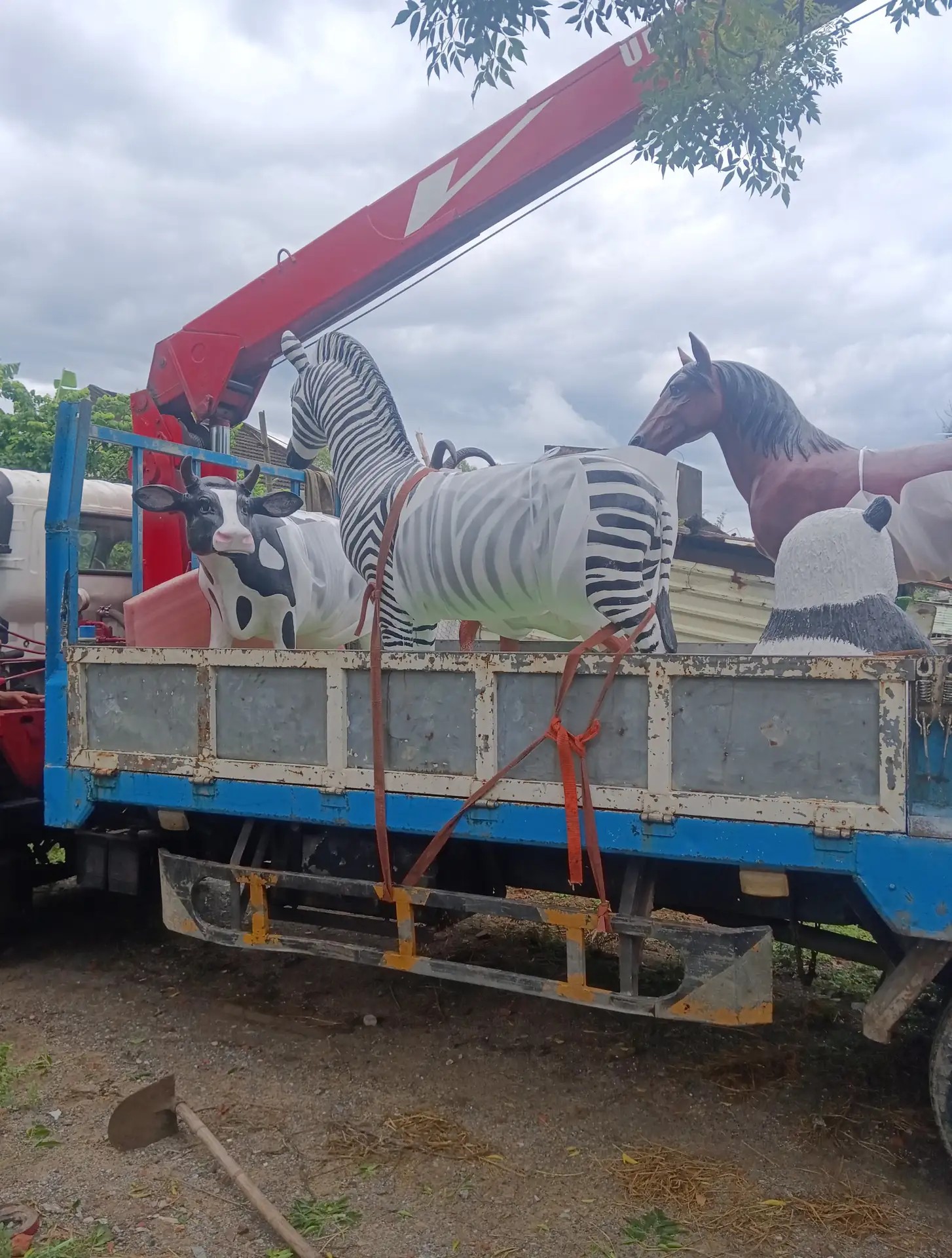 Vận chuyển tượng xi măng đến công trình khách hàng